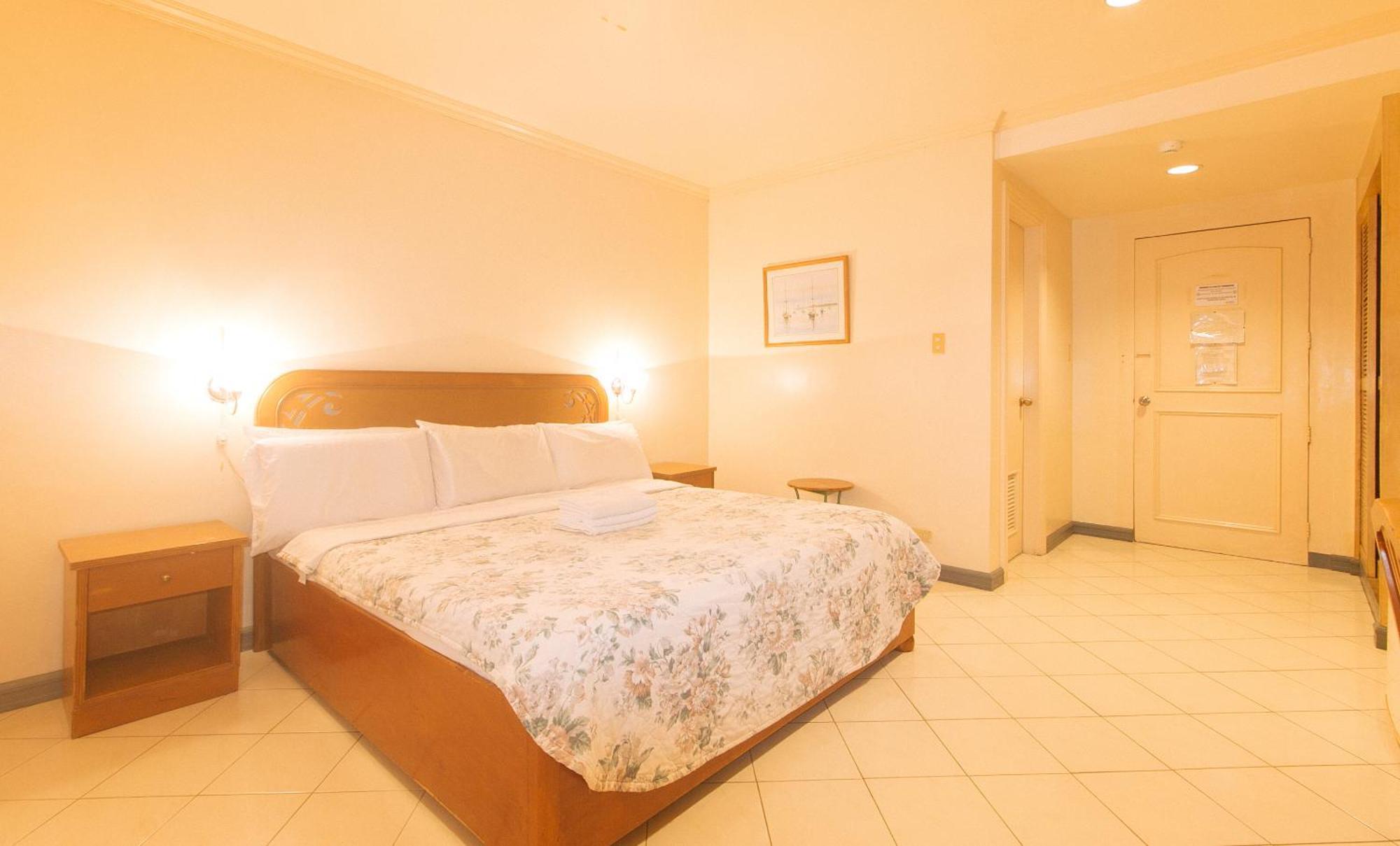 Royal Am Rei Hotel By Reddoorz Bacolod Exterior foto